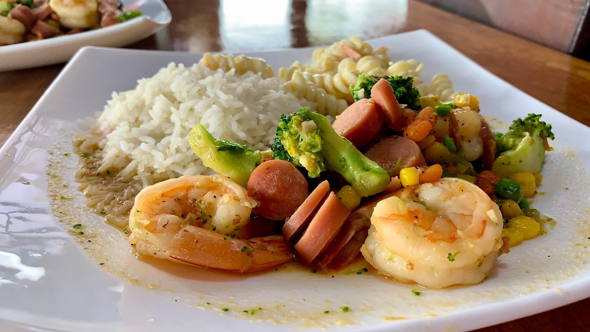 Comida Auténtica Costarricense Descubrí el sabor de Costa Rica en nuestro menú En nuestro menú encontrarás una deliciosa selección de platillos costarricenses, elaborados con ingredientes frescos de la región. Desde el famoso casado hasta platos más elaborados con mariscos y carnes. Ofrecemos opciones para todos los gustos. Te invitamos a echarle un vistazo a nuestro menú completo, donde seguro encontrarás algo que te encantará.